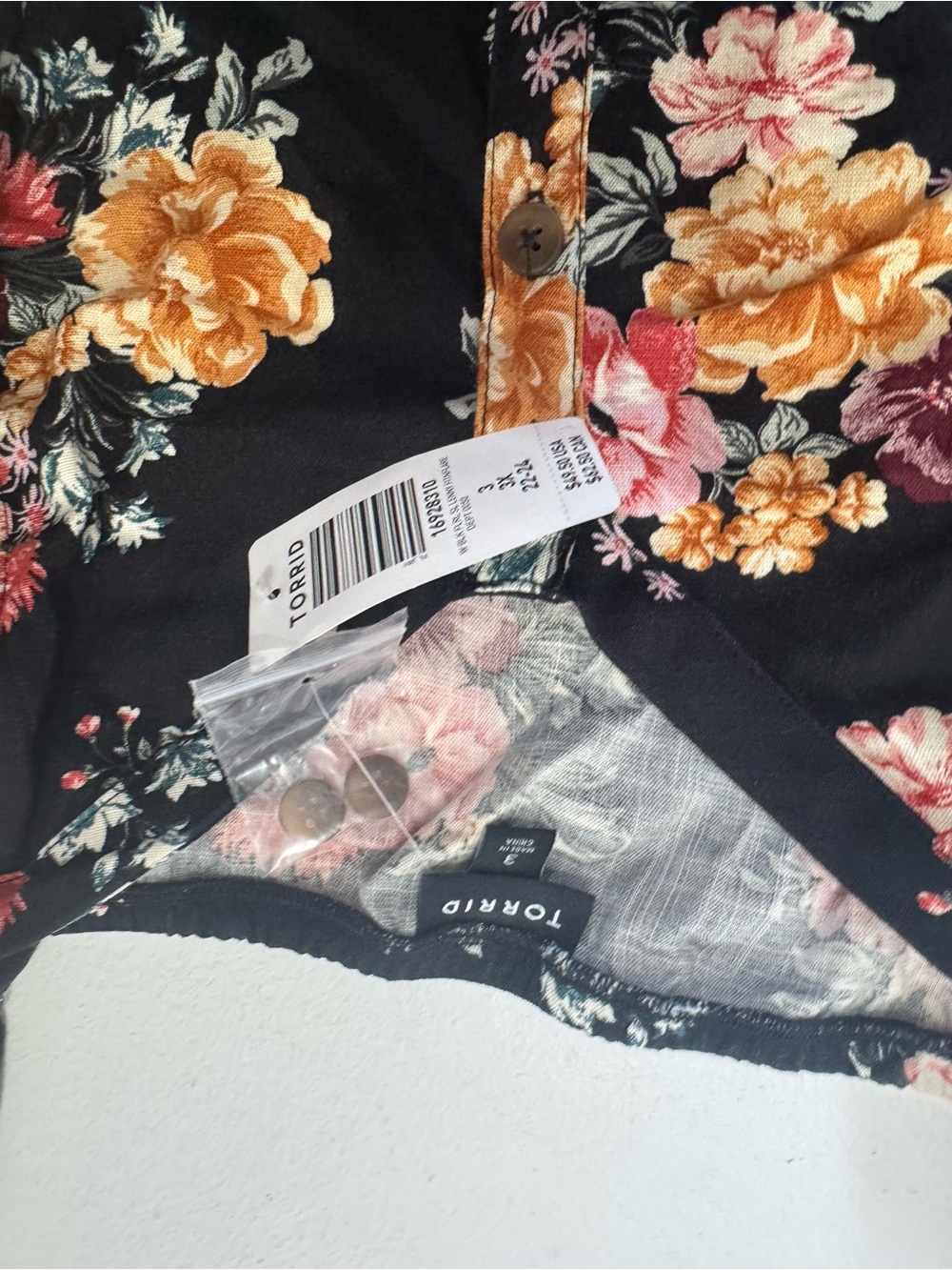 Torrid black and multicolored floral button-front cami size 3X - Picture 3 of 6